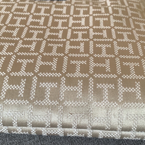 Tommy Hilfiger / Cream Crossbody - Picture 3 of 11